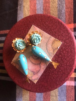 Pendientes oro y turquesa diseño pez