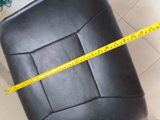 Reposapiés de cuero y madera
