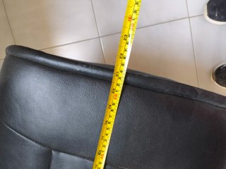 Reposapiés de cuero y madera