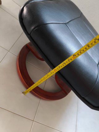 Reposapiés de cuero y madera