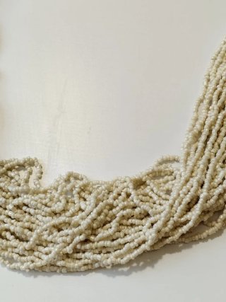 Collar boho o étnico mil vueltas blanco y metal
