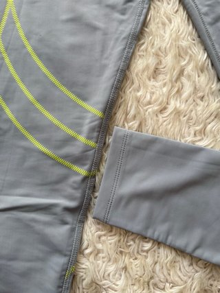 Leggings Nike grises con detalles neón