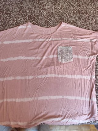 Camiseta rosa con bolsillo plateado