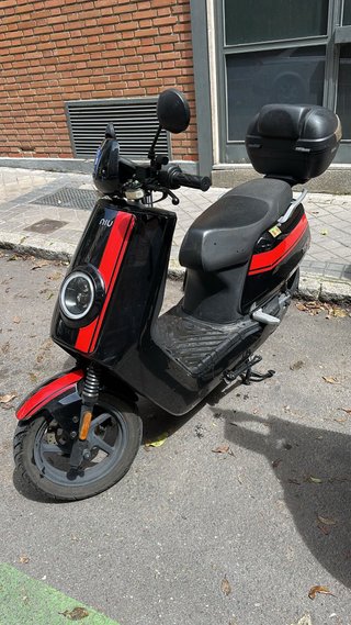 Moto Eléctrica NIU Scooter Negra y Roja