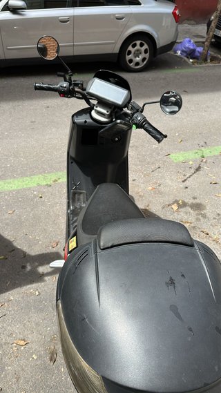 Moto Eléctrica NIU Scooter Negra y Roja