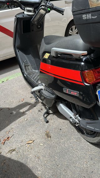 Moto Eléctrica NIU Scooter Negra y Roja