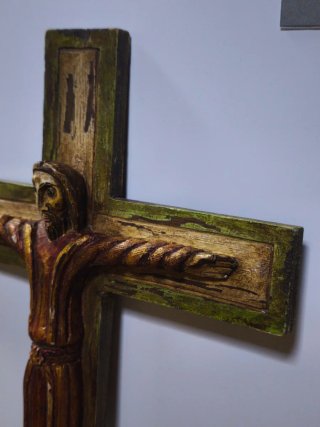 Crucifijo entero de madera tallado a mano antiguo