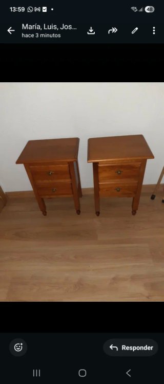 2 Mesitas de noche de madera.