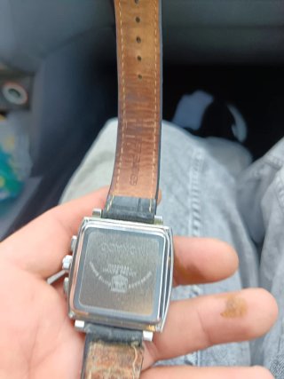 Reloj plateado y negro