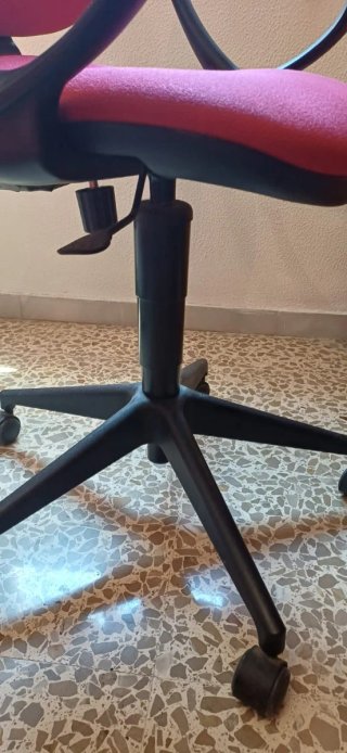 Silla de oficina ergonómica roja y negra