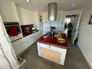 Cocina blanca moderna con isla