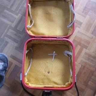Maletín rojo y negro