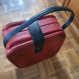 Maletín rojo y negro