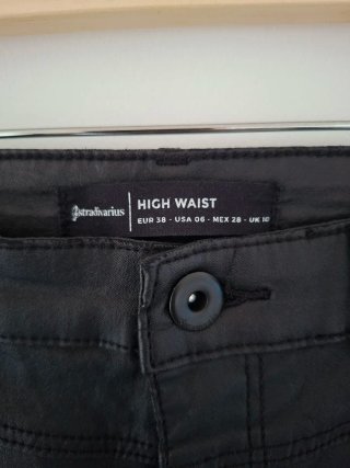 Pantalón efecto cuero Stradivarius Talla M