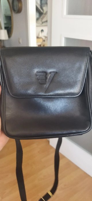 Bolso negro con logo BV