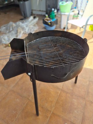 Barbacoa metálica negra y marrón