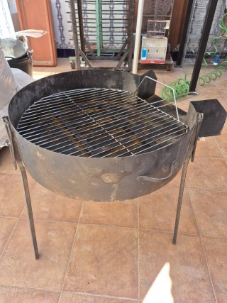Barbacoa metálica negra y marrón