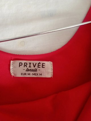 Vestido rojo drapeado con volantes