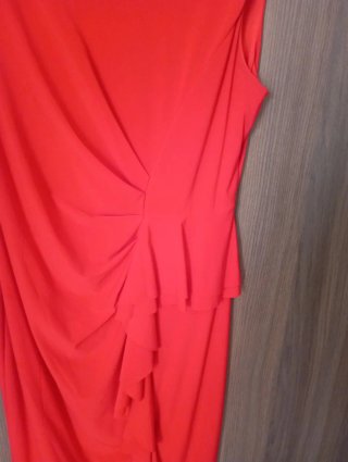 Vestido rojo drapeado con volantes
