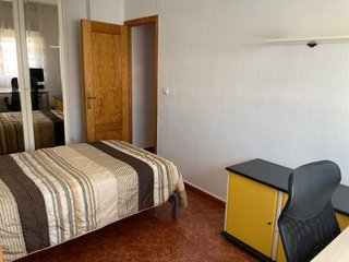 Se alquila habitación en piso compartido