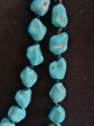 Collana turchese con dettagli oro