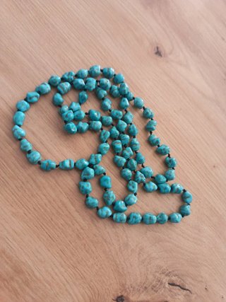 Collana turchese con dettagli oro