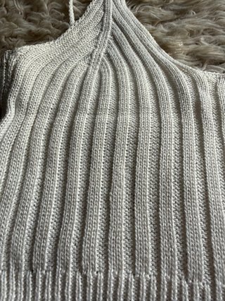 Top corto de canalé blanco y azul