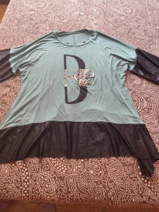 Camiseta verde con detalle B y mangas