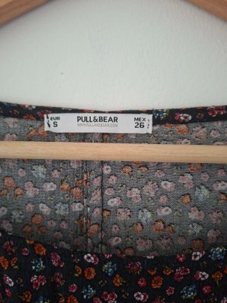 Blusa Pull&Bear floral negra manga larga T.S