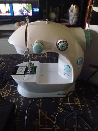 Máquina de coser con accesorios
