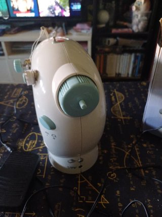 Máquina de coser con accesorios