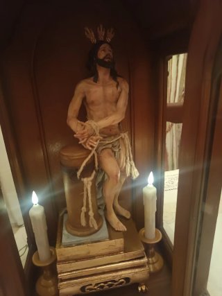 Capilla  madera con el cristo de la humildad
