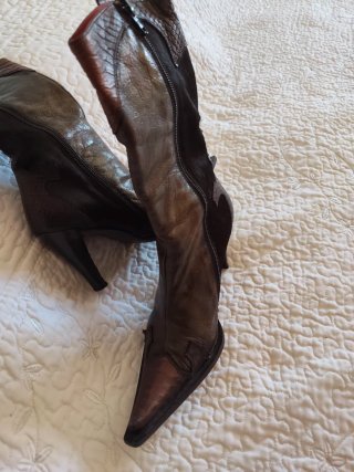 Botas de tacón piel marrón y negro