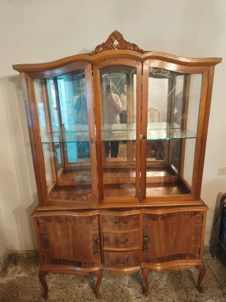 Vitrina de salón de madera y cristal