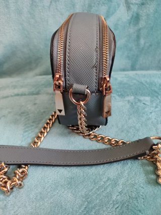 Bolso Guess Gris Cadena Dorada