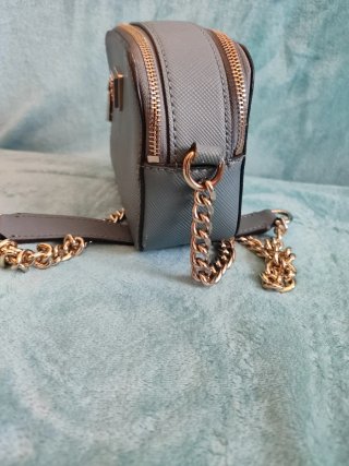 Bolso Guess Gris Cadena Dorada