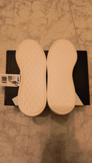 Zapatillas Adidas Blancas y Rojas, número 37 1/3