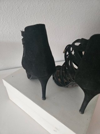Zapatos de tacón negros con cordones