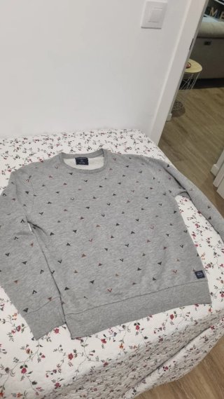 Sudadera gris con triángulos Talla M