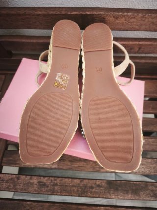 Sandalias Alma en Pena Beige y Doradas