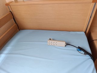 Cama articulada con elevador