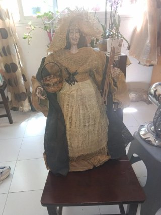 Marioneta artesanal bruja con cesta