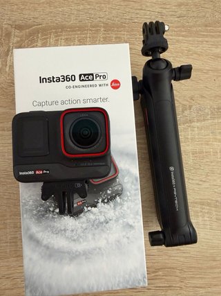 Cámara Insta360 Ace Pro Negra y mango