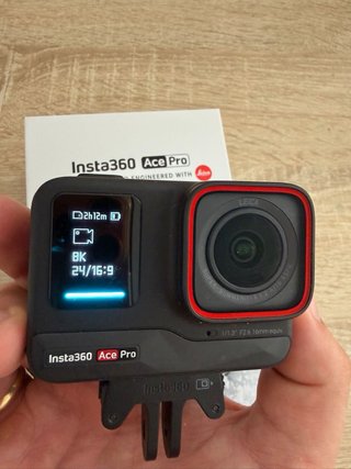 Cámara Insta360 Ace Pro Negra y mango