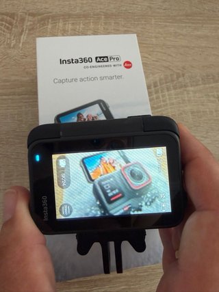Cámara Insta360 Ace Pro Negra y mango