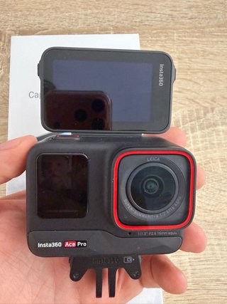 Cámara Insta360 Ace Pro Negra y mango