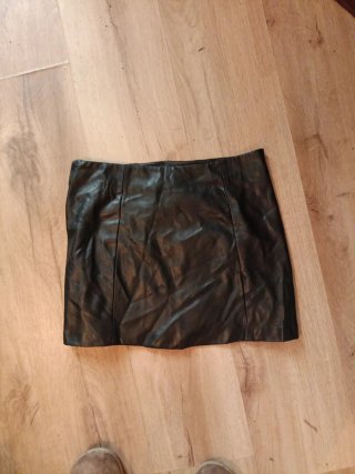 Falda polipiel negra con anillas