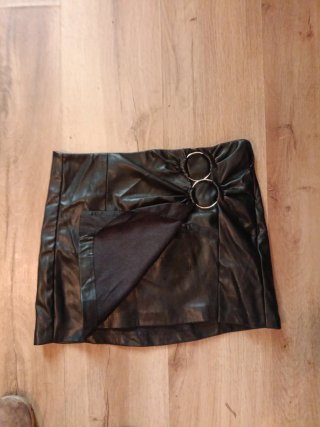Falda polipiel negra con anillas