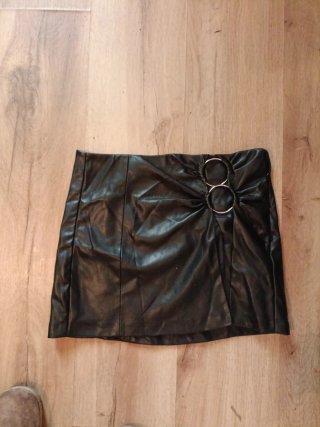 Falda polipiel negra con anillas