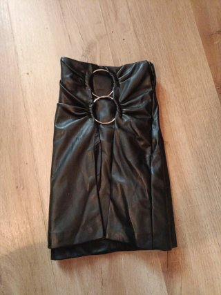 Falda polipiel negra con anillas